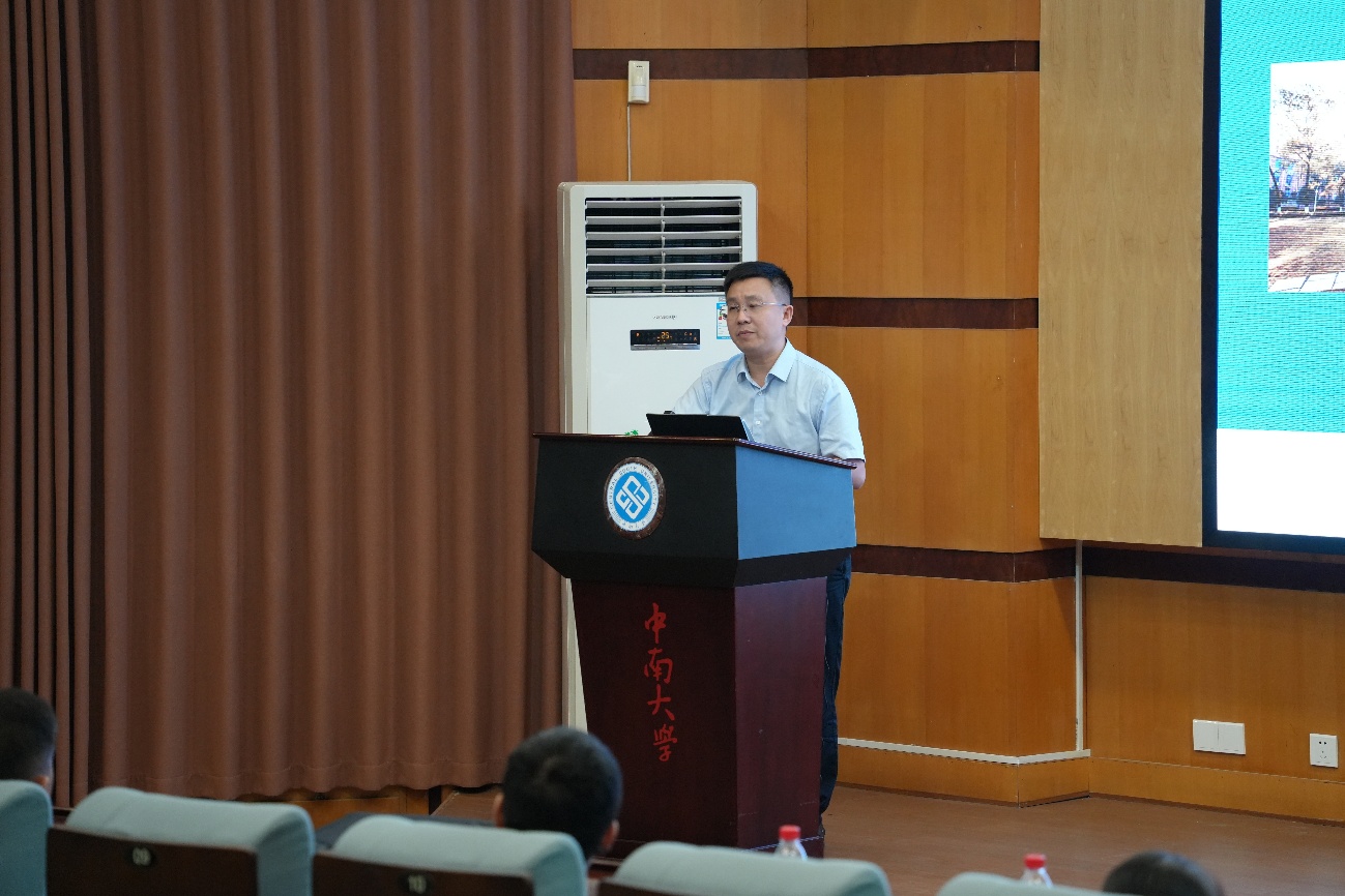 人们在房间里的电视AI 生成的内容可能不正确。