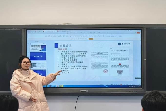 电脑屏幕的照片上有一些人 AI 生成的内容可能不正确。